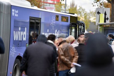 Viyana 'dan gelen bir aşı otobüsünün önünde Corona aşısı olmak isteyen bir sürü insan var. Avusturya, Avrupa