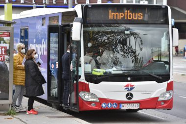 Viyana 'dan gelen bir aşı otobüsünün önünde Corona aşısı olmak isteyen bir sürü insan var. Avusturya, Avrupa