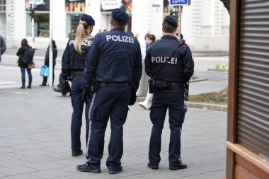 Linz, Avusturya ve Avrupa 'daki polis tarafından aşılanmamış kişilerin Corona' daki sokağa çıkma yasağının kontrolü