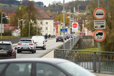 Braunau am Inn 'deki devlet sınırı ve Yukarı Avusturya ile Bavyera arasında Simbach' ta veya Avusturya ve Almanya, Avrupa
