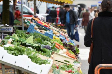 Braunau 'da haftalık yeşil pazar (Yukarı Avusturya, Avrupa)
