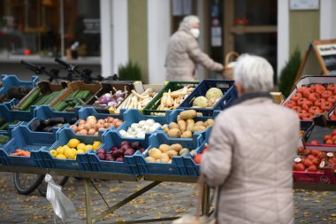 Braunau 'da haftalık yeşil pazar (Yukarı Avusturya, Avrupa)
