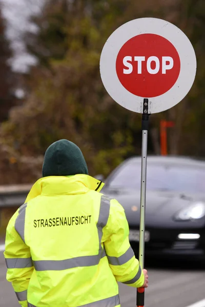Straßenwärter Von Hinten Mit Stoppschild Straßensperrung Wegen Baustelle Salzkammergut — Stockfoto