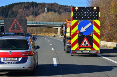 Oberwang yakınlarındaki A1 otoyolunun bir elektrik hattı, Yukarı Avusturya, Avusturya ve Avrupa üzerindeki çalışmalar nedeniyle kapatılması