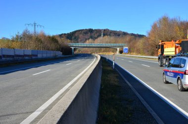 Oberwang yakınlarındaki A1 otoyolunun bir elektrik hattı, Yukarı Avusturya, Avusturya ve Avrupa üzerindeki çalışmalar nedeniyle kapatılması