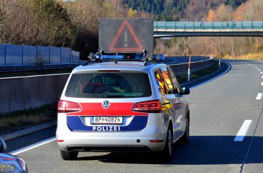 Oberwang yakınlarındaki A1 otoyolunun bir elektrik hattı, Yukarı Avusturya, Avusturya ve Avrupa üzerindeki çalışmalar nedeniyle kapatılması