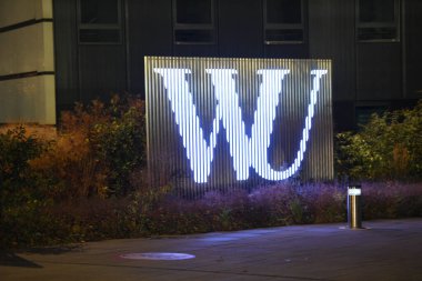 Gece Viyana 'da Ekonomi Üniversitesi binası, Avusturya, Europ