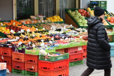 Viyana, Avusturya ve Avrupa 'da Karmelitermarkt' ta bir meyve standı -