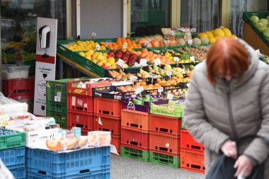 Viyana, Avusturya ve Avrupa 'da Karmelitermarkt' ta bir meyve standı -