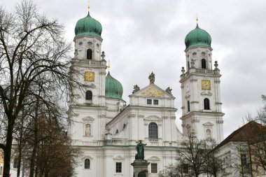 Tuna nehri kıyısındaki eski Passau kasabası Kışın yağmurda, Bavyera