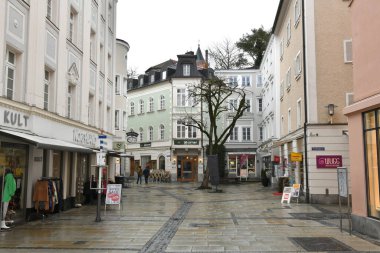 Tuna nehri kıyısındaki eski Passau kasabası Kışın yağmurda, Bavyera