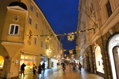 Tuna 'daki eski Regensburg kasabası Kışın yağmurda, Bavyera