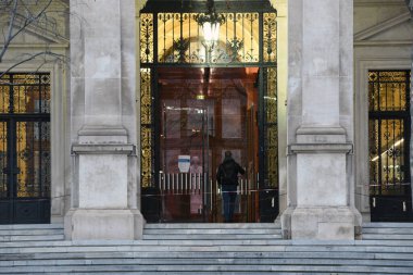 Akşam Viyana Üniversitesi 'nin ana girişi, Avusturya, Avrupa