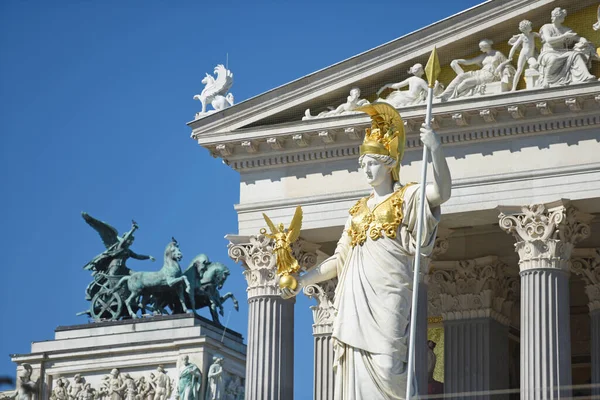 Viyana 'da Halka Caddesinde Pallas Athene ile yenilenen Avusturya Parlamentosu