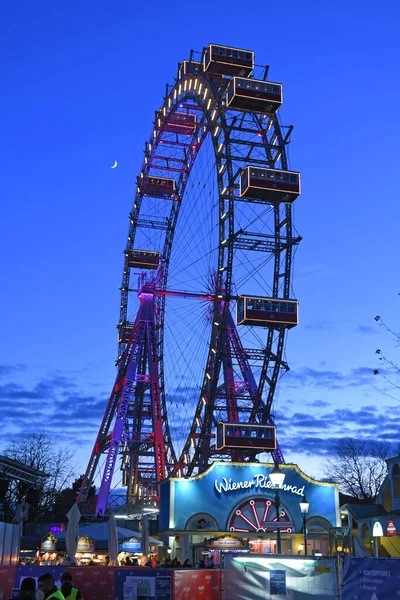 大規模な遊園地での夜の観覧車 プラーター ウィーン オーストリア ヨーロッパ — ストック写真