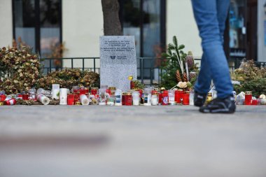 2 Kasım 2020 'de Viyana' da gerçekleştirilen terörist saldırısının kurbanları için anıt taşı.