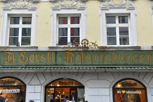 Tuna nehri kıyısındaki eski Passau kasabası Kışın yağmurda, Bavyera