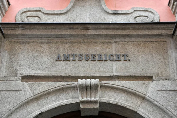 Tuna nehri kıyısındaki eski Passau kasabası Kışın yağmurda, Bavyera