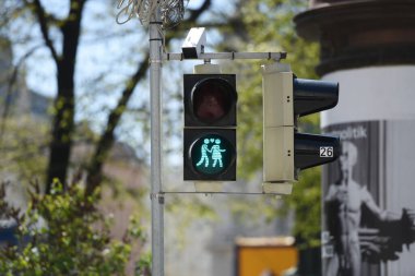 Viyana 'da trafik ışığı ve bir çift trafik ışığı.