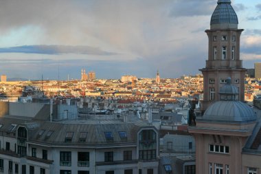 Akşam güneşinde Viyana 'nın çatıları, 