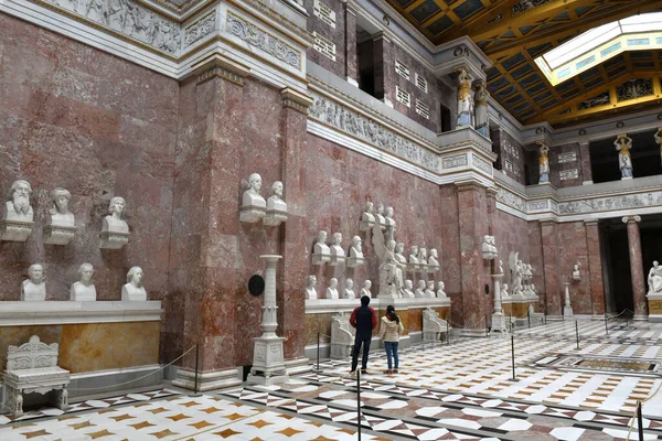 Bavyera 'daki Walhalla anıtı önemli Alman kişiliklerinin mermer büstleriyle dolu.