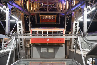 Akşam Viyana, Avusturya ve Europ 'taki büyük eğlence parkında dönme dolap.