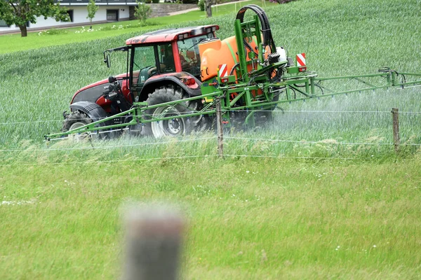 Tractor Applies Pesticides Barrel — Foto de Stock