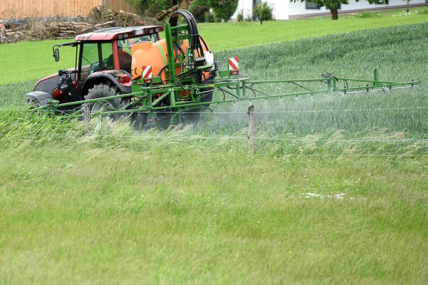 Tractor Aplica Pesticidas Con Barril — Foto de Stock