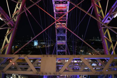 Akşam Viyana, Avusturya ve Europ 'taki büyük eğlence parkında dönme dolap.