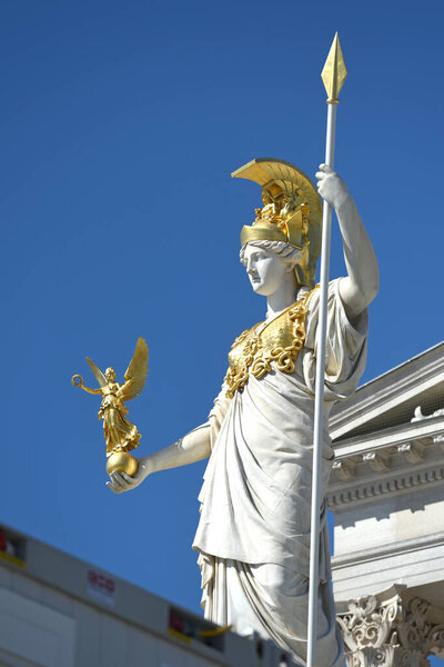 Обновленный австрийский парламент с палладианской Афиной на берегу пролива в Вене