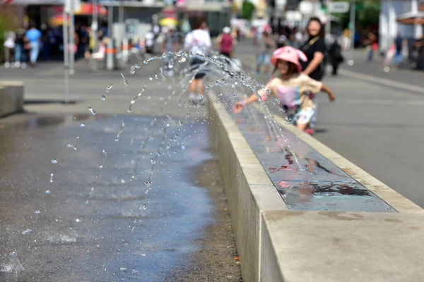Girl Cools Water Feature Vienna Favoriten District — Photo