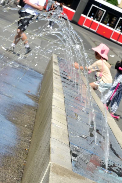Girl Cools Water Feature Vienna Favoriten District — Stock fotografie