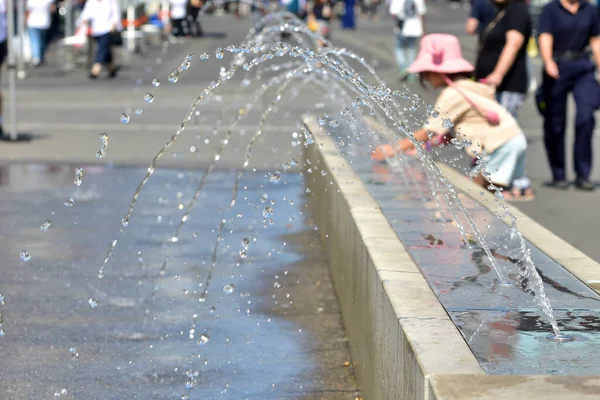 Girl Cools Water Feature Vienna Favoriten District — 图库照片