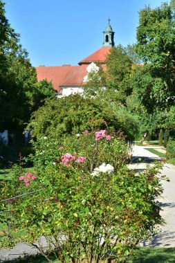 Avusturya, Aşağı Avusturya 'da Seitenstetten' deki Benedictine manastırının avlusu.