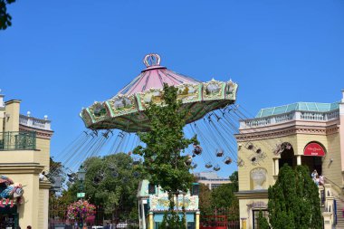 Viyana 'daki Prater lunaparkının girişinde bir atlıkarınca.