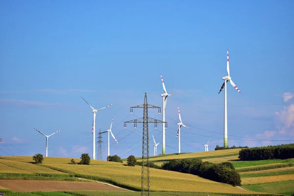 Aşağı Avusturya Kırsal Bir Bölgede Rüzgar Türbinleri Elektrik Direkleri — Stok fotoğraf