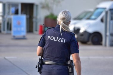 Kadın polis Avusturya 'da yol kenarından geliyor.
