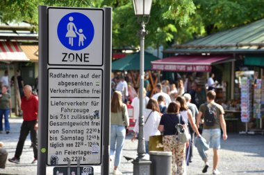 Münih 'teki Viktualienmark üzerinde yaya bölgesi