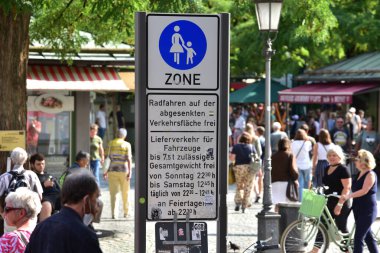 Münih 'teki Viktualienmark üzerinde yaya bölgesi