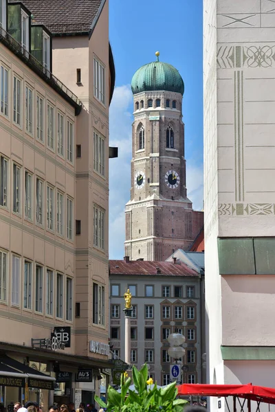 Vista Del Frauenkirche Desde Callejón Centro Munich — Foto de Stock