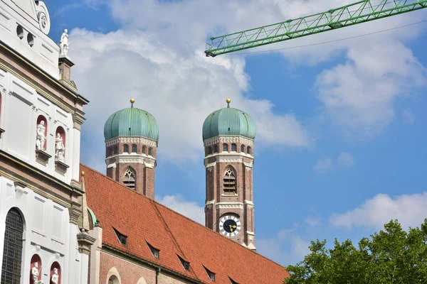 Frauenkirche Munich Con Cielo Azul Grúa Construcción Primer Plano — Foto de Stock