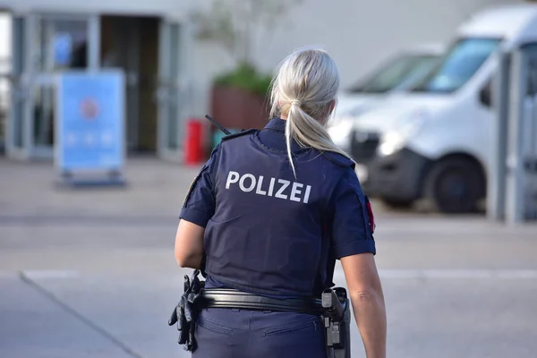 Poliziotta Sul Ciglio Della Strada Dietro Austria — Foto Stock