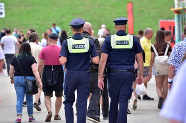 Bavyera 'nın en büyük ikinci halk festivali olan Nuremberg' deki halk festivalinde iki polis memuru