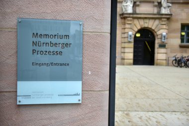 Nuremberg davalarının anısına, uluslararası askeri mahkemeden önceki ilk ceza davaları burada, jüri salonu 600 'de görüldü.