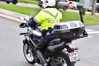 Avusturya, Linz 'de polis motosikleti çalışıyor