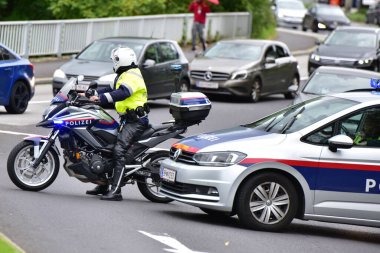 Avusturya, Linz 'de polis motosikleti görev başında.