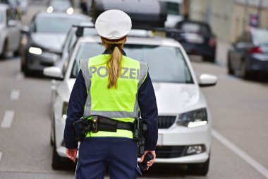 Linz caddesinde bir kadın polis arkadan