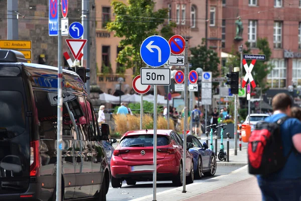 Nuremberg Merkezindeki Ana Tren Istasyonunun Karşısındaki Işaret Ormanı — Stok fotoğraf