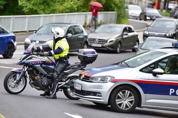 Avusturya, Linz 'de polis motosikleti görev başında.