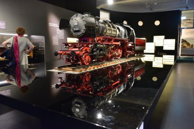 Nuremberg 'deki Deutsche Bahn Müzesi. Buharlı lokomotif modeli.